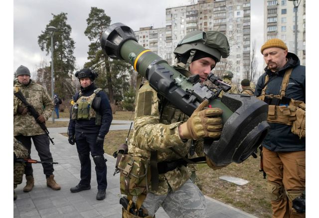 Украински войник с преносимо оръжие за борба с танкове NLAW