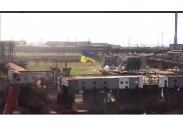 Над металургичния комбинат Азовстал в Мариупол независимо от непрекъснатите бомбардировки