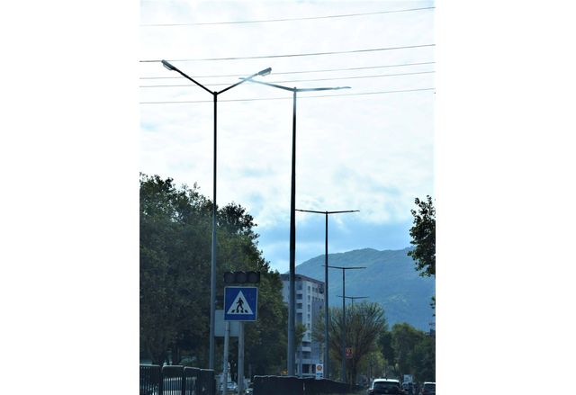 Започна боядисване на стълбове от уличното осветление в Асеновград Ще