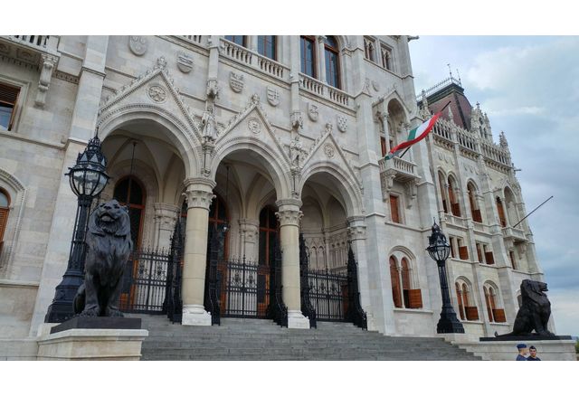 Управляващата унгарска партия ФИДЕС предложи парламентът на страната да гласува