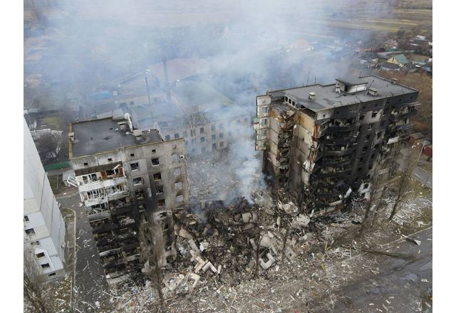 Унищожен жилищен блок от бомбардировки на руските военнопрестъпници