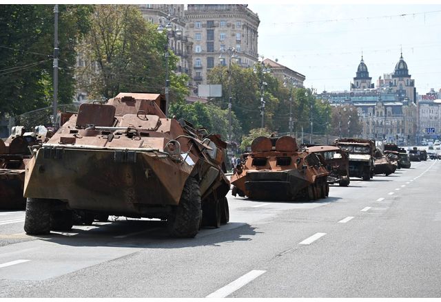 Украйна подреди изгорели руски танкове и бойни машини по централния