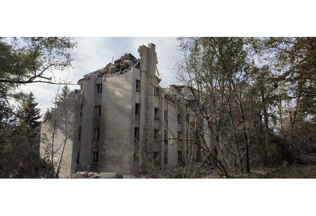Унищоженият хотел "Донбас", превърнат в база на руските окупатори в Кадиевка