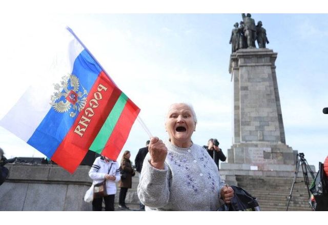 Разделящата тема дали трябва да бъде премахнат паметникът на окупационната