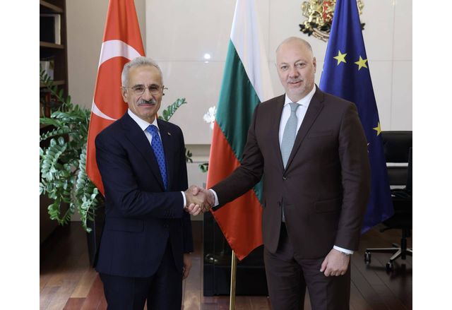 Министър председателят Росен Желязков и министърът на транспорта и инфраструктурата на