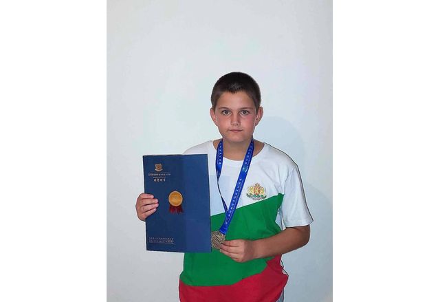 Ученик от Мездра с престижни отличия в две международни математически състезания