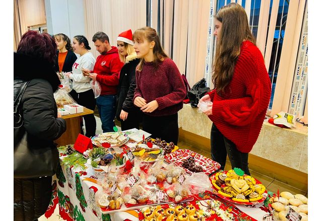 Ученици и учители организираха коледен кулинарен базар в Оряхово 