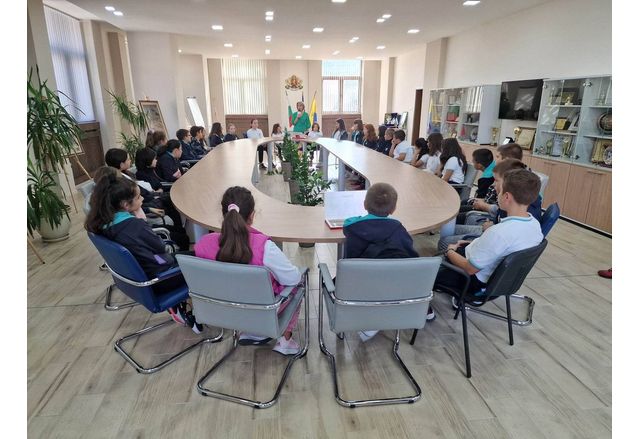 Кметът на Асеновград д р Христо Грудев посрещна ученици по повод