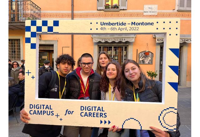 Ученици от Мездра на международен дигитален лагер в Италия 