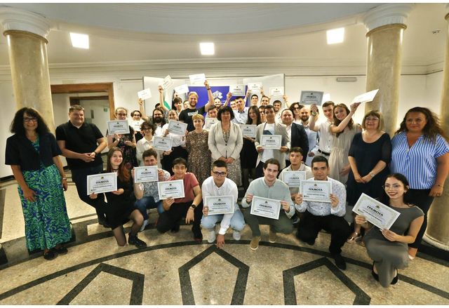 121 талантливи млади приложни програмисти които завършиха обучението си по