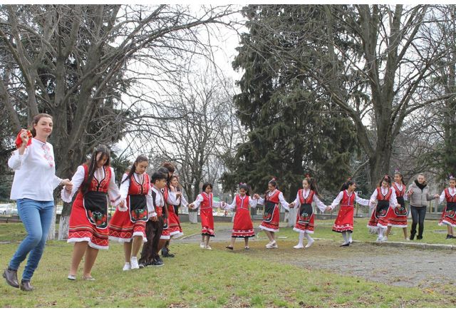 Ученици, учители и родители облечени в български носии се събраха на хоро