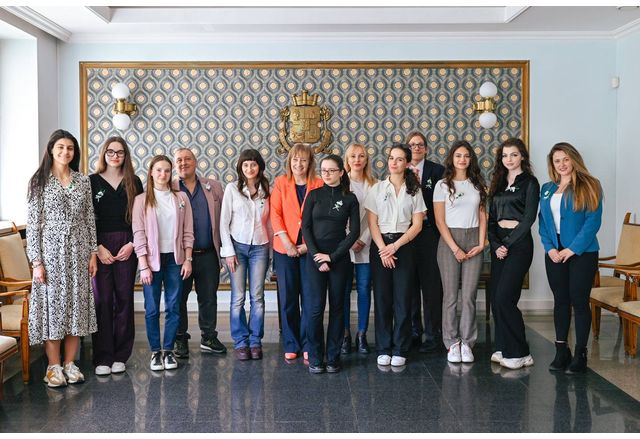 12 ученици от столични училища и от страната ще представят