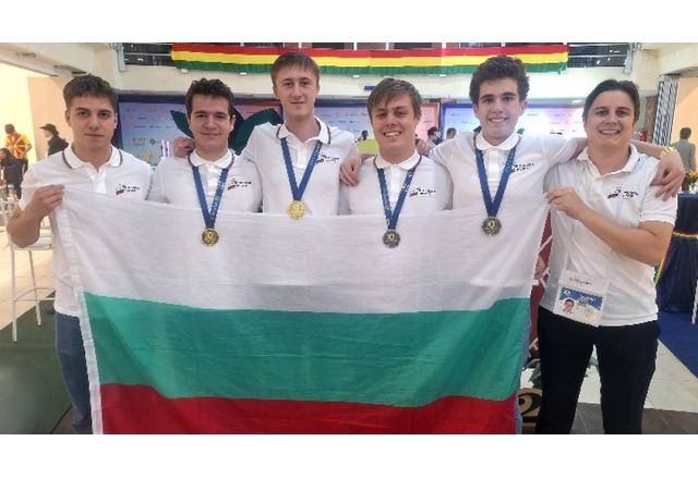 Български ученици спечелиха 2 златни и 2 сребърни медала от