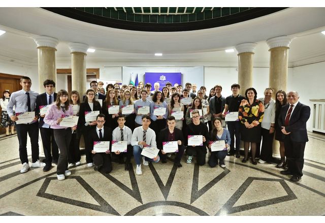 Талантливи ученици бяха наградени за разработването на научни проекти които