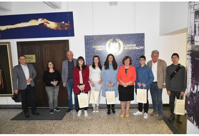 Ученичката Елена Василева стана "Млад кмет за един ден" в община Ловеч
