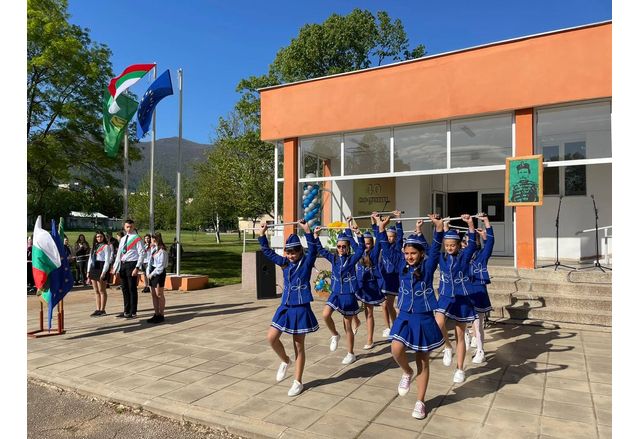 Училище "Никола Войводов" отбелязва патронния си празник