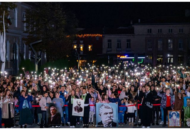 Хиляди се включиха във факелното шествие за Деня на народните будители