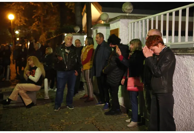 Фенове на Кирил Маричков се събраха на 13 10 вечерта пред