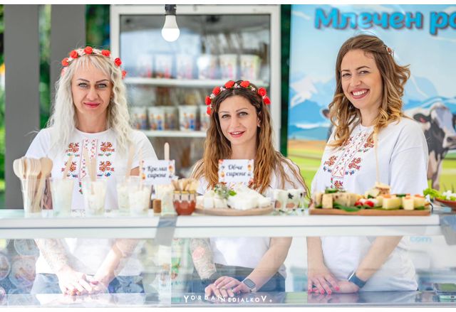 Производители и търговци от цялата страна са част от първия