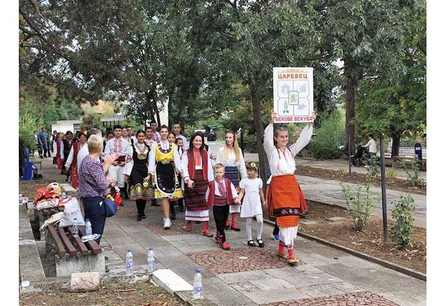 Близо 300 самодейци певци танцьори и инструменталисти взеха участие