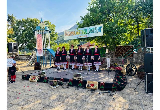 Самодейни състави от региона и групи за изворен фолклор участват