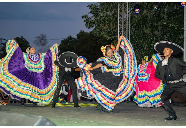 Фолклорът е универсално изкуство Той не разделя а обединява Фолклорът
