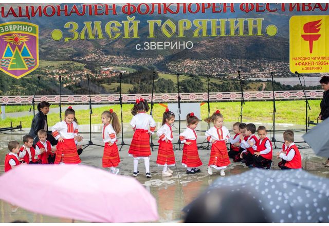 480 певци танцьори и инструменталисти от четири региона на България