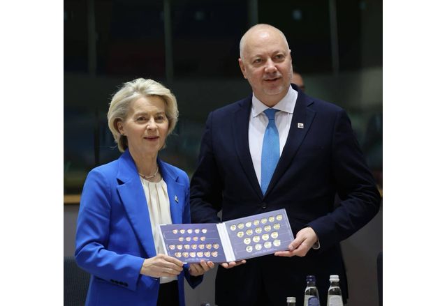 Премиерът Росен Желязков подари български евромонети на председателя на Европейската комисия