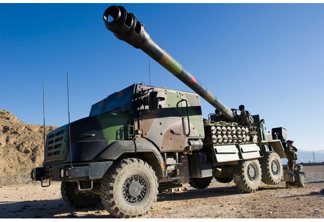 Франция ще достави на Украйна пратка самоходни артилерийски установки Caesar
