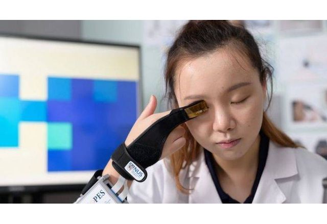 Изобретението на Келу Ю за мониторинг на очното налягане се състои от ръкавица със сензор на върха на пръста, който трябва да се притисне към клепача