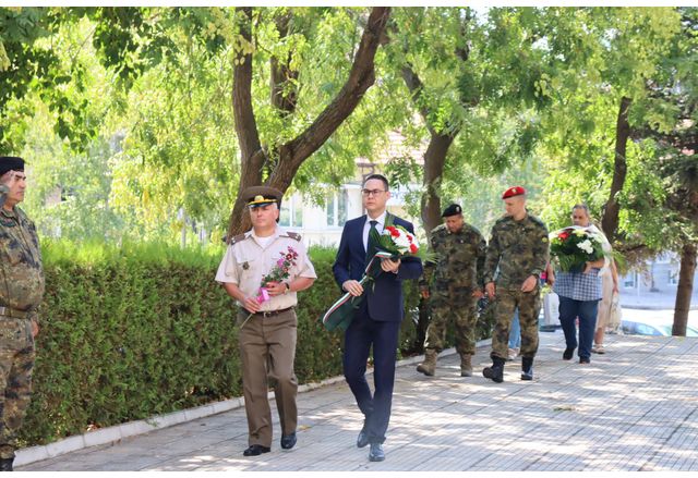 На тържествена церемония пред паметника на Васил Левски в двора