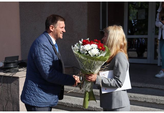 Кметът на Хасково Станислав Дечев поздравява с патронен празник на математическата гимназия директора Гергана Петрова