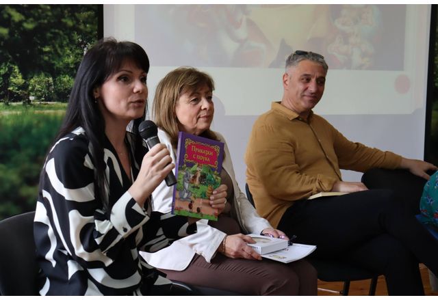 Заместник-кметът на Община Хасково Мария Вълчева участва в Маратон на четенето на приказки
