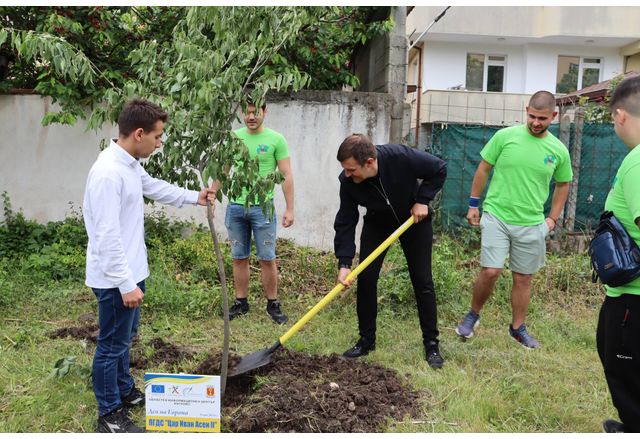 Децата на Хасково засадиха 20 фиданки в парка в кв Куба