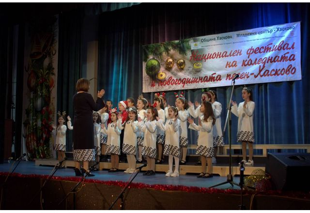 Националният фестивал на коледната и новогодишната песен Хасково 2024 започна