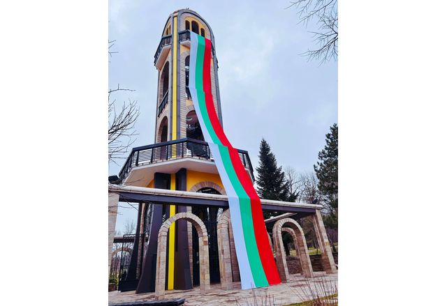 Камбанарията в Хасково грейна за поредна година с 30 метров