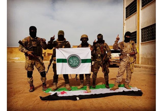 Сирийските бунтовници съобщиха днес че са започнали да навлизат в