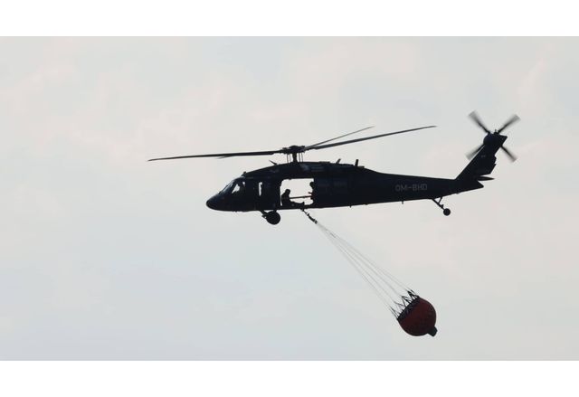 Общо 20 военнослужещи и четири специализирани машини помагат за гасенето