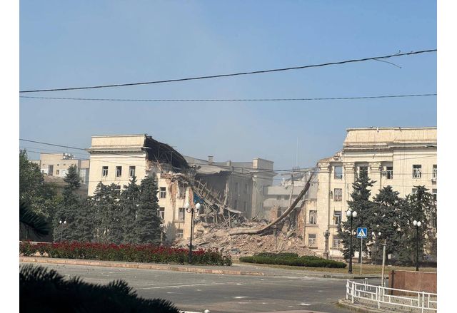 Руската федерация напълно разруши сградата на Херсонската областна военна администрация