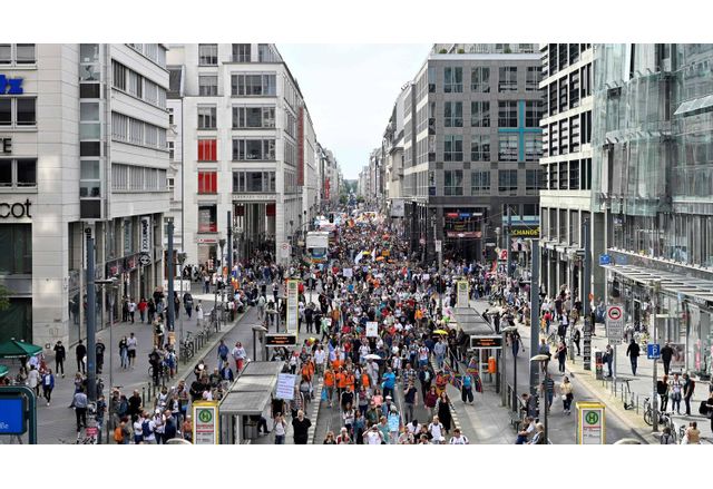 Хиляди излязоха на протест срещу високите наеми в Берлин