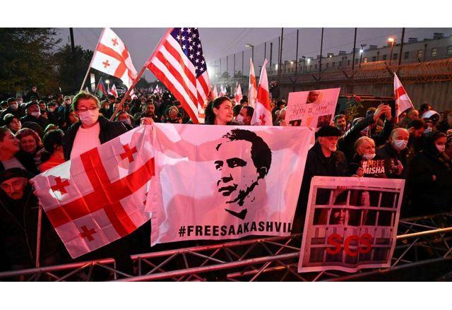 Хиляди се събраха в Грузия на протест пред затвора, в който се намира бившият президент Саакашвили