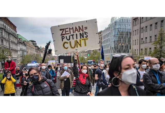 Хиляди чехи протестираха срещу президента Земан