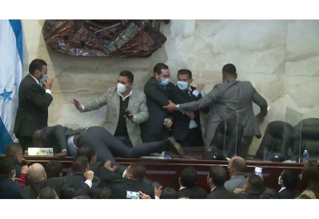 Хондураски депутати се сбиха в парламента