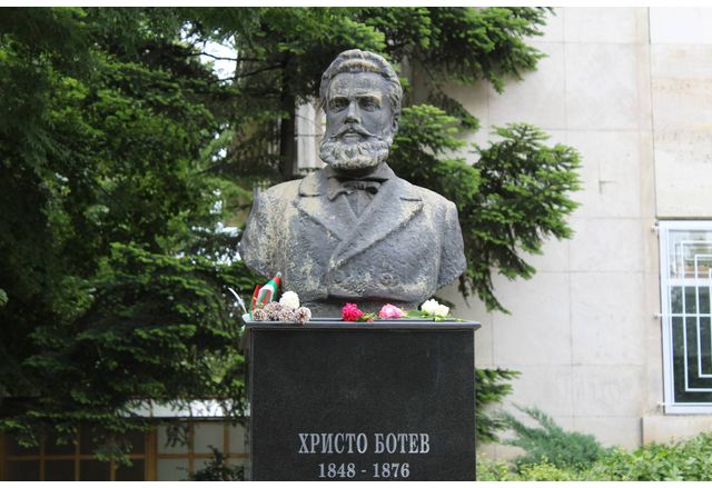На 2 юни почитаме паметта на Христо Ботев и загиналите