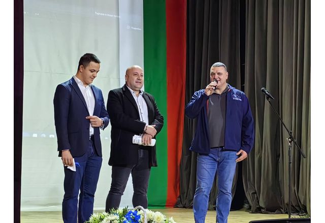 Съвременният будител Цанко Цанков (крайният вляво) гостува на оряховчани по повод Деня на народните будители