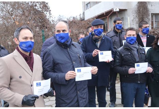 Цветанов се намъкна на протест за Навални