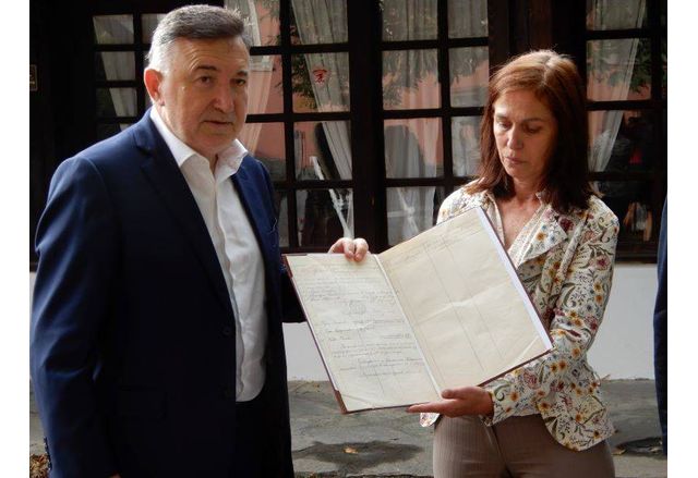 Ценен документ за историята на Карлово дари кметът на Историческия музей