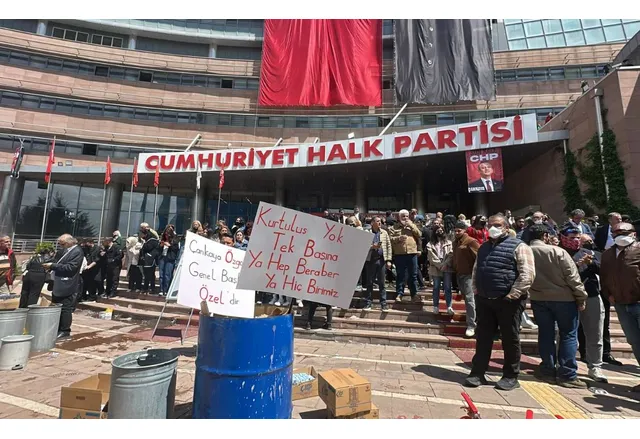 Турската полиция превзе централата на опозицията, използва сълзотворен газ