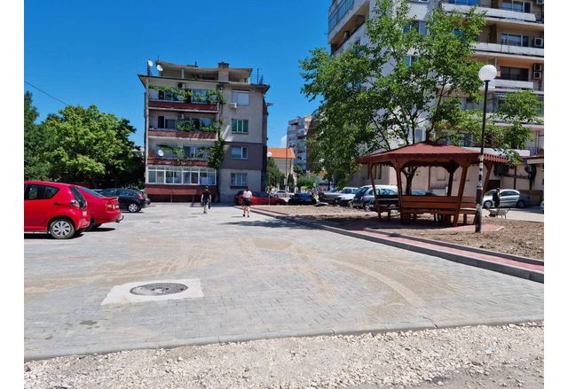 Цялостно обновяване на голямо междублоково пространство в Асеновград