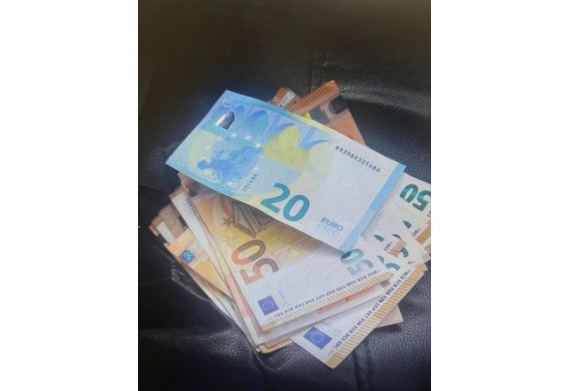 Част от иззетите еврови банкноти